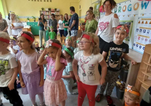 Dzieci wspólnie z wychowawcami bawią się.