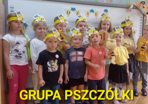 Dzieci stoją w grupie, która nazywa się Pszczółki.