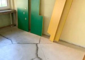 Popękana podłoga w Sala Integracji Sensorycznej i Rehabilitacji - przed remontem.