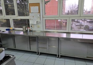 Kuchnia z nowym wyposażeniem mebli.
