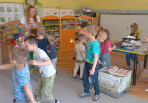 Dzieci tańczą trzymając sylwetę pszczoły w rękach.