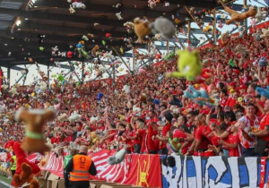Kibice rzucają zebrane maskotki ma murawę boiska na stadionie Widzewa w Łodzi.