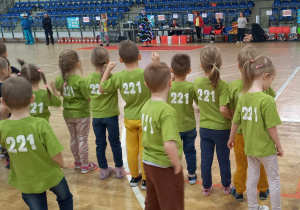 Dzieci stoją w hali Mosir uczestnicząć w twlwturnieju.