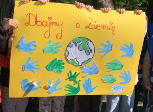 Plakat wykonany przez dzieci - Dbajmy o Ziemię