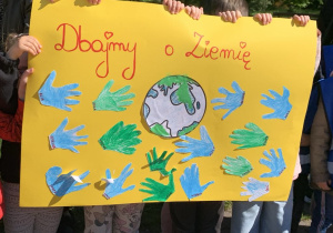 Plakat wykonany przez dzieci - Dbajmy o Ziemię.