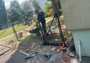 Prace remontowe ogrodzenia w ogrodzie przedszkolnym.