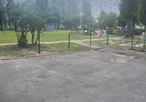 Nowe ogrodzenie w ogrodzie przedszkolnym.