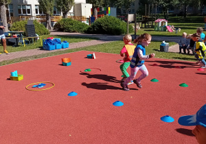 Dzieci uczestniczą w zawodach sportowych w ogrodzie przedszkolnym.