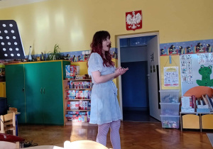 Pani Nutka śpiewa na środku sali.