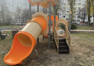 Kolorowy zestaw zabawowy na przedszkolnym placu zabaw.