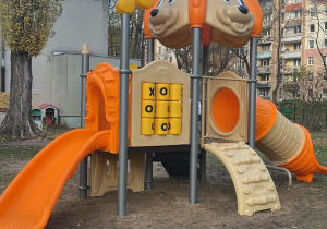 Kolorowy zestaw zabawowy na przedszkolnym placu zabaw.