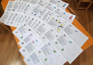 Przygotowane kartki świąteczne dotyczące Centrum Europejskiej Agencji Kosmicznej.