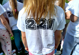 Dzieci z PM 221 biorące udział w Biegu Piknikowym zorganizowanym przez Fundację Waldiego Serce na Dłoni w Park Podolskiego.