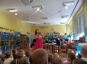 Pani Natalia Piątkowska śpiewa dzieciom piosenkę.