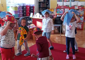 Choreoterapia w grupie 3. Kropy, kropki, kropeczki. Dzieci tańczą przy muzyce z wykorzystaniem apaszek.