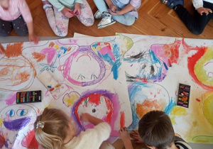 Plastykoterapia w grupie 3. Jak się dzisiaj czuję czyli co masz w środku. Dzieci określają swój nastrój malując suchymi pastelami wnętrze zarysu sylwetki.