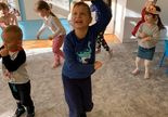 Choreoterapia w grupie 1. Dzieci w rytm muzyki wykonują różne ruchy.