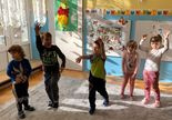 Choreoterapia w grupie 1. Dzieci tańczą w rytm muzyki.