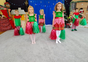 Choreoterapia w grupie 4. Dzieci w strojach elfów trzymają pompony.