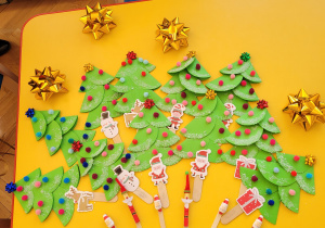Plastykoterapia grupa 3. Na zdjęciu widać pracę plastyczną wykonaną wspólnie przez dzieci, przedstawiającą ozdoby świąteczne.
