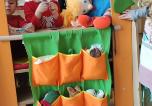 Teatroterapia w grupie 5. Grupa dzieci odgrywa role ptaszków, trzymając ich sylwety w rączkach w towarzystwie lalki.