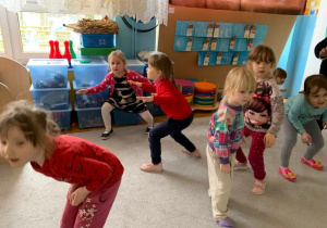 Choreoterapia gr.1. Dzieci tańczą w rozsypce, w rytm muzyki.