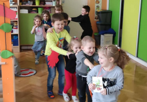 Choreoterapia grupa 5. Dzieci tańczą taniec Ufoludków.