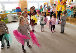 Choreoterapia grupa 5. Choreoterapia grupa 5. Dzieci tańczą układ choreograficzny z wykorzystaniem kolorowych chust.