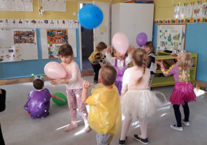 Grupa 1. Dzieci tańczą z balonami - improwizacja.