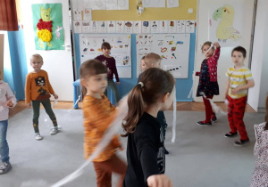 Grupa 1. dzieci odtwarzają układ choreograficzny z białymi wstążkami do muzyki Vivaldiego "Zima".