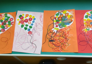 Plastykoterapia grupa 5. Prace dzieci przedstawiające karnawałowe, kolorowe baloniki z serpentynami.