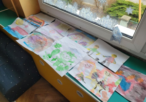 Plastykoterapia grupa 5. Prace dzieci przedstawiające "Moje szczęście" wykonane farbami akwarelowymi.