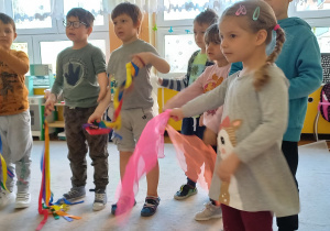 Choreoterapia grupa 5. Grupa dzieci tańczy wg układu choreograficznego do piosenki "Pada deszcz..."