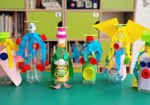 Plastykoterapia grupa 5. Prace plastyczne dzieci przedstawiające kolorowe postaci z plastikowych butelek.