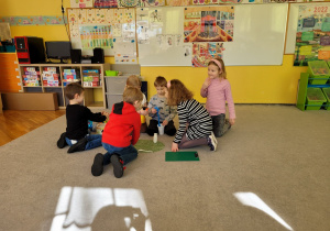Teatroterapia w gr. 4. Grupa dzieci przedstawia wymyśloną przez siebie historię z wykorzystaniem różnych rekwizytów.