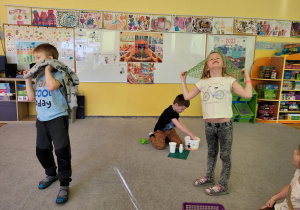 Teatroterapia w gr. 4. Grupa dzieci przedstawia wymyśloną przez siebie historię z wykorzystaniem różnych rekwizytów.