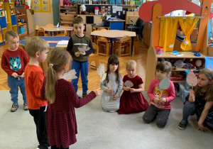 Teatroterapia w grupie 1. Dzieci przedstawiają treść opowiadania "Wielkanocne pisanki". .