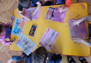 Plastykoterapia grupa 3. Na zdjęciu widać prace plastyczne wykonywane przez dzieci, przedstawiające wiosenne nastroje.