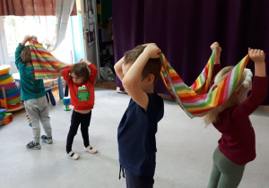 Gr. 1. Choreoterapia. Dzieci tańczą w parach z chusteczkami.