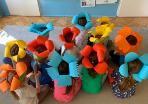 Gr. 1. Plastykoterapia. Na zdjęciu wykonane przez dzieci czapki w kształcie kwiatów.