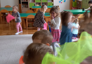 Choreoterapia. Grupa 5. Na zdjęciu widać dzieci tańczące z kolorowymi chustami.