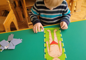 Grupa 5. Na zdjęciu widać dziecko układające puzzle.