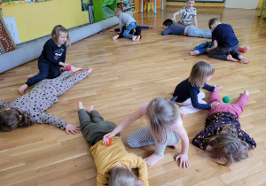 Gr. 4. Na zdjęciu widzimy dzieci biorące udział w sesji Ruchu Rozwijającego W. Sherborne - masażyki w parach piłeczką z kolcami