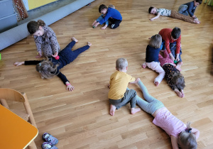 Gr. 4. Na zdjęciu widzimy dzieci biorące udział w sesji Ruchu Rozwijającego W. Sherborne - masażyki w parach piłeczką z kolcami.