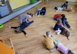 Gr. 4. Na zdjęciu widzimy dzieci biorące udział w sesji Ruchu Rozwijającego W. Sherborne - masażyki w parach piłeczką z kolcami.