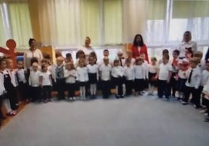 Wszystkie dzieci z przedszkola wspólnie śpiewają hymn Polski.