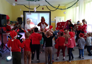 Dzieci tańczą z reniferem.