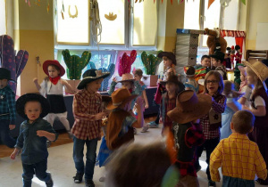 Dzieci tańczą na Balu Karnawałowym.