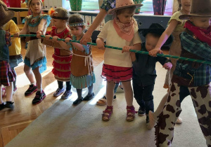 Dzieci na Balu Karnawałowym przeciągają linę.