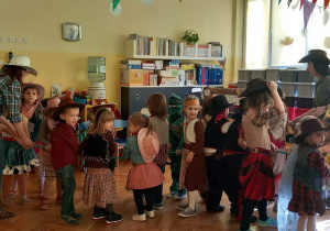 Dzieci tańczą na Balu Karnawałowym.